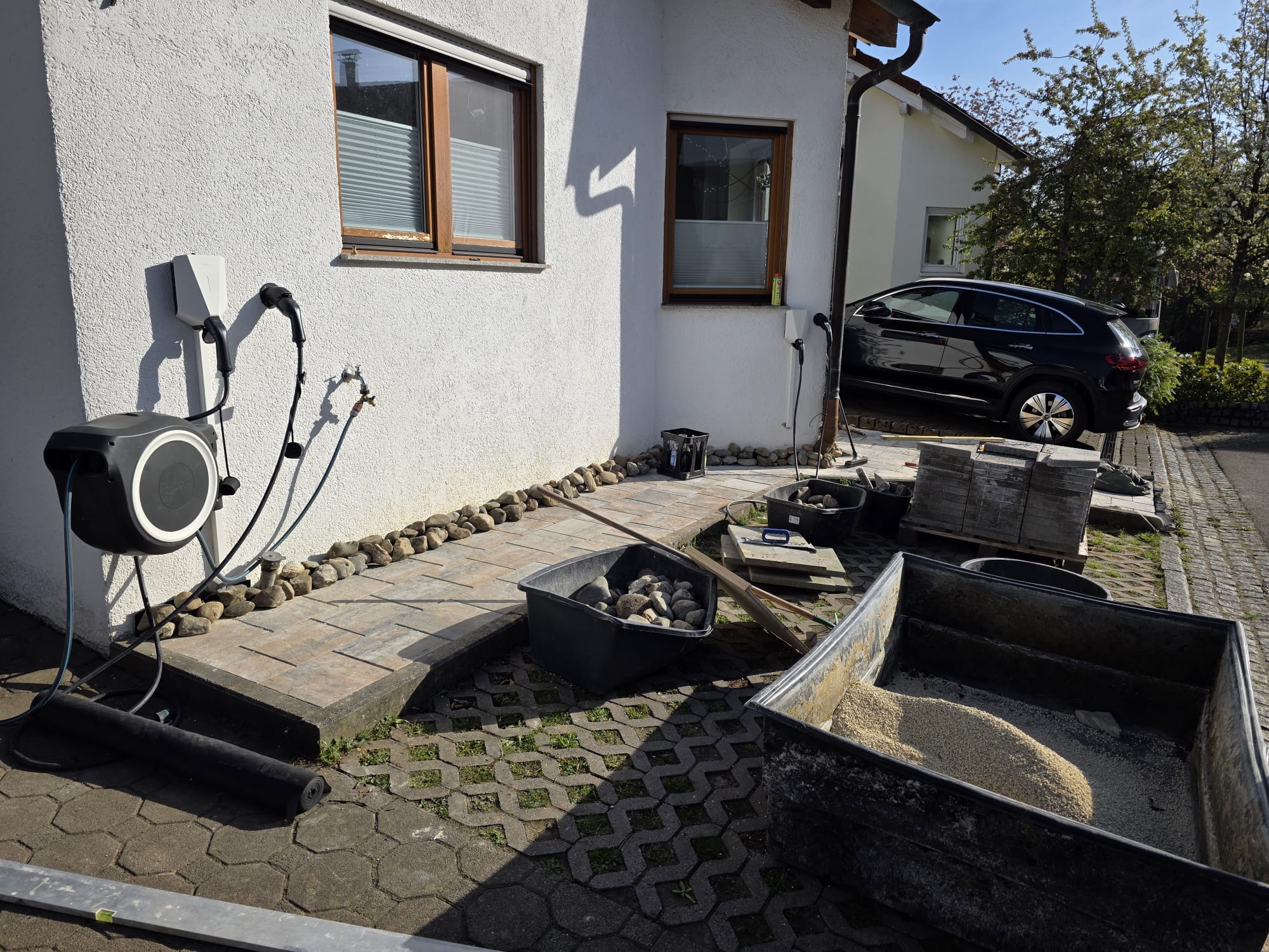 Pflasterarbeiten an einer Hausfläche